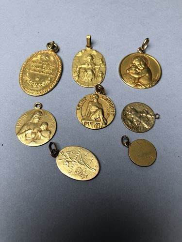 Lot de huit médailles religieuses en or. poids...