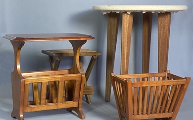 Lot de mobilier en bois naturel comprenant : - deux porte-revues - une table -...