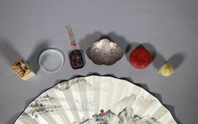 Lot mixte d'objets chinois comprenant un sceau et un poussin en pierre dure (XXe siècle),...