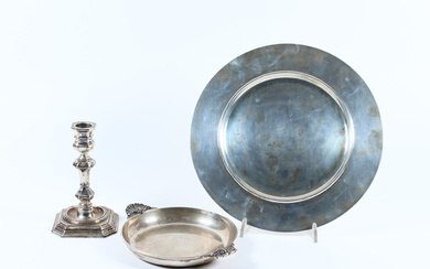 Lotto composto da un piatto circolare a corpo liscio in argento, un candeliere ed uno svuotatasche biansato in argento (g…