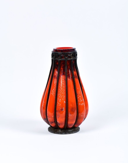 MULLER FRERES à Lunéville. Vase en verre soufflé orange à décor intercalaires de paillons argentés...