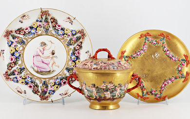 Manifatture diverse, secolo XIX-XX. Lotto composto da una tazza da puerpera con coperchio e piatto in porcellana decorata con figure…