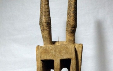 Masque " Walu " Dogon (Mali) Masque représentant une antilope dont les cornes sont décorées...