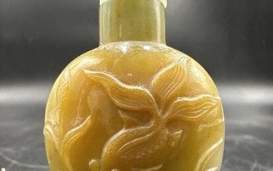 Nicely carved Chinese agate snuff bottle