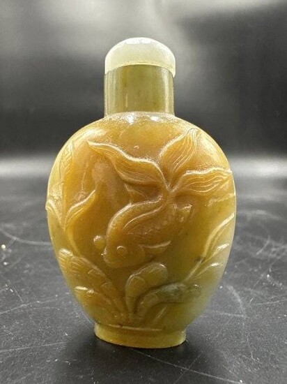 Nicely carved Chinese agate snuff bottle