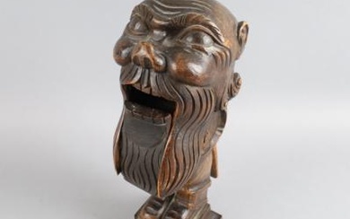 Nussknacker in Form eines grotesken Mannes mit großem Kopf und Bart