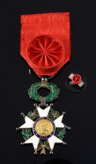 ORDER OF THE LEGION OF HONOUR (France). Knight's cross, silver, gold and enamel, with rosette ribbon in red moiré silk taffeta. A collar lapel rosette is attached. Accidents. H.: 5.5 cm - W.: 3 cm.See illustration on page 24.