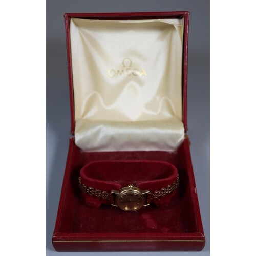 Omega ladies 9ct gold bracelet wristwatch, the gold satin fa...