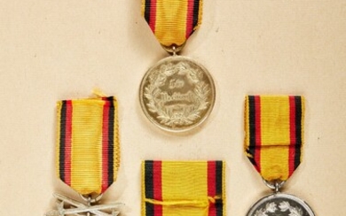 Orden & Ehrenzeichen Deutschland - Reuß : Lot de quatre décorations : Médaille d'or du...
