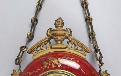 Orologio da parete in porcellana a fondo rosso decorata in oro