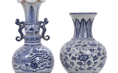 PAIR OF CHINESE PORCELAIN VASES, MING STYLE, 20TH CENTURY.