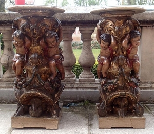 PAIRE DE BASES DE COLONNES en bois sculpté, polych…