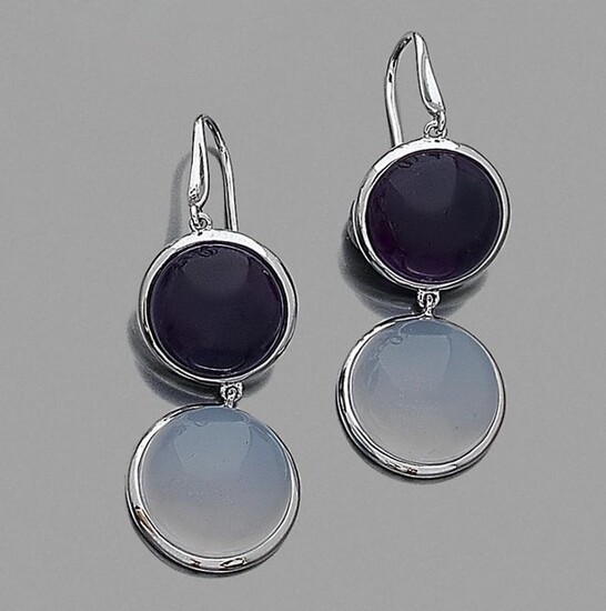 Pair of EAR PENDANTS in white gold (750‰) set with a white-blue chalcedony and an amethyst, cabochons. Swan neck clasps.