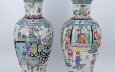 Paire de vases balustre en porcelaine à décor émaillé de scènes de vie. Chine, époque...