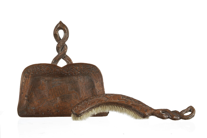 Pelle et balayette de table en bois sculpté à décor cynégétique, long. 31 cm (balayette)