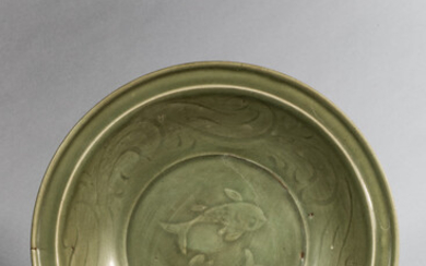Plat en épaisse porcelaine du Longquan décorée en incision...