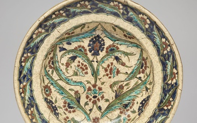 RAOUL LACHENAL (1885-1956) Grand plat creux de forme circulaire en céramique à décor floral polychrome...