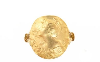 RING in 18K yellow gold holding a medallion with a woman's profile. French work. TDD: 61. Gross weight : 4.95 gr. A gold ring.