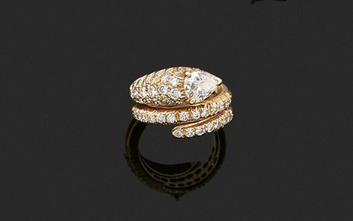 RING in 750 thousandths yellow gold featuring a coiled snake, the body partially set with round brilliant diamonds, the head adorned with a larger pear diamond. Finger size: about 43. Gross weight: 7.2 g. Assumed weight of the main diamond about 0.50...