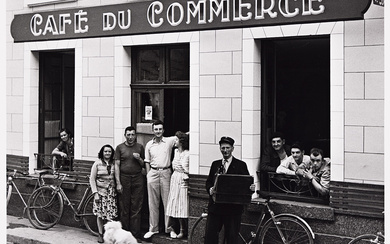 ROBERT DOISNEAU (1912-1994) Café du Commerce à Pouilly.