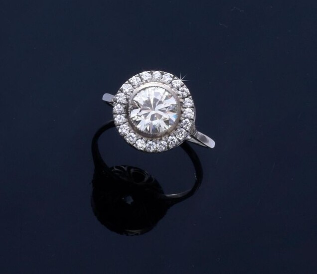Ring in platinum 800e, set with a half-cut diamond of about 1.8 ct, in a closed setting in a setting of brilliants.