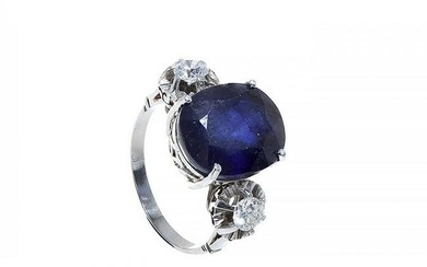 Ring made in the first third of the 20th century. around 1910, in platinum, with a central sapphire
