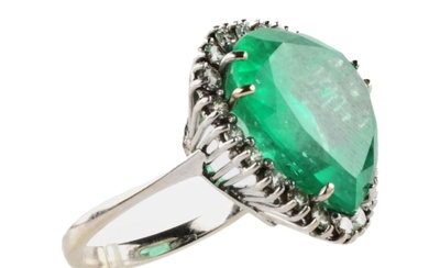 Ring with 18K emerald and diamonds.