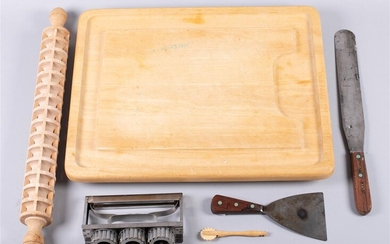 SMALL COLLECTION OF AMERICAN WOOD CUTTING AND CARVING BOARD WITH PASTRY CHEF TOOLS, ARTISAN KITCHENALIA, 20TH CENTURY