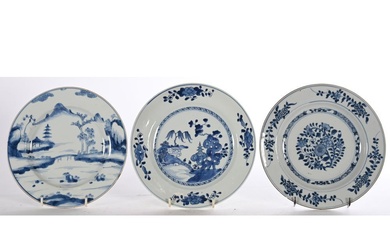 SUITE DE 3 ASSIETTES en porcelaine de CHINE à décor en camaïeu bleu de paysages...