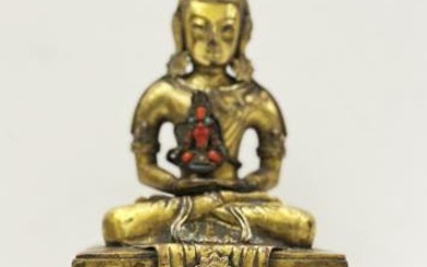 Scultura in bronzo dorato raff.te Buddha Amitaya che sorregge un...