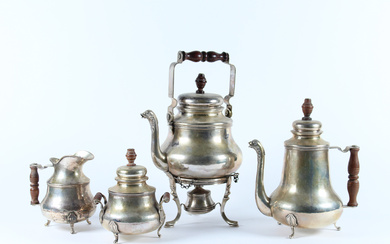 Servizio da tè in argento a corpo liscio composto da teiera, samovar con fornelletto, lattiera e zuccheriera con anse in…