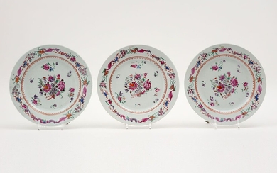 Set de trois huitièmes plats chinois en porcelaine avec un décor floral "Famille Rose" -...