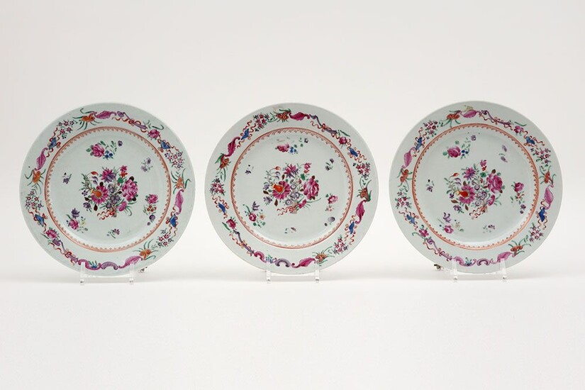 Set de trois huitièmes plats chinois en porcelaine avec un décor floral "Famille Rose" -...