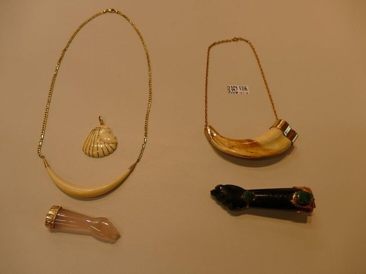 Set of jewellery in 18 karat yellow gold: 2 ivory necklaces and 3 pendants in ivory, pink quartz and hard stone.
