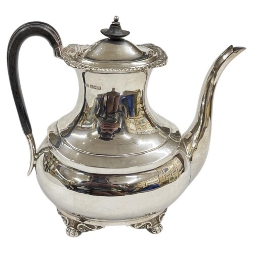 Silver Coffee Pot. 672 g. Sheffield 1902, Henry Adams