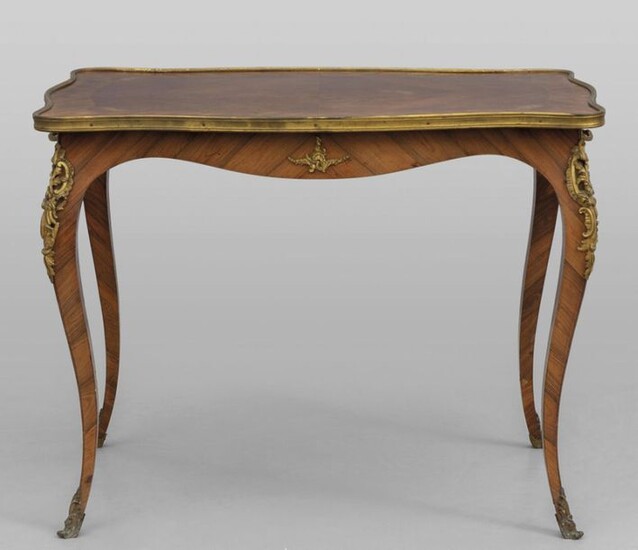 Small centre table in Louis XV style, rosewood lastronato and carved in rosewood three drawers on the front with a rich decoration underneath in gilded bronze France sec.XIXcm