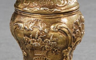 Small ointment jar in vermeil decorated with shells...