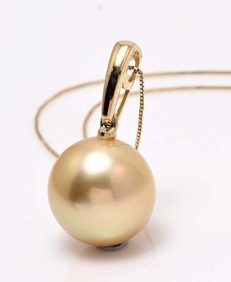 South sea pearl necklace in 18k yellow gold