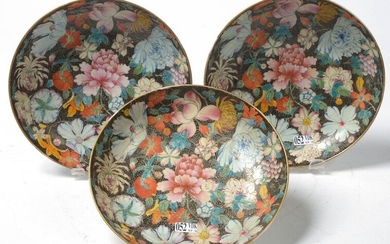 Suite of three polychrome porcelain compote dishes in China with "Thousand Flowers" enamels. Qianlong mark in red with six characters on the cover. (Cracks). Diam. 22,5cm.