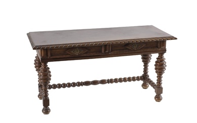 Table basse de style portugais en bois d'acajou sculpté et tourné. Avec deux tiroirs en...
