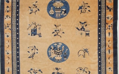 Tapis chinois Baotou en laine à décor central de 3 médaillons bleus avec objets de lettrés