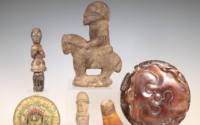 Tibetaans sierstuk, houten koro voet, en Afrikaanse sculptuur.