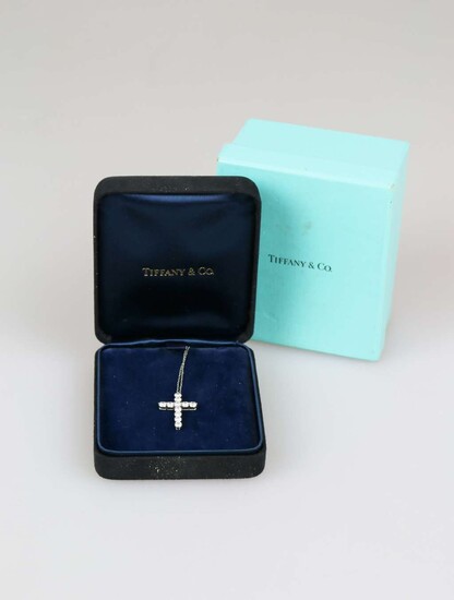 Tiffany & Co, Pendentif croix en platine avec 11 brillants ronds de la plus haute...