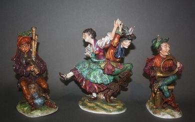 Trois statuettes polychromes figurant un joueur de cornemuse, un joueur de cor de chasse et...