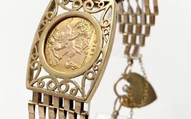Un demi-souverain en or 22k 1914 enchâssé dans un bracelet à maillons en échelle en...