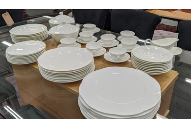 VILLEROY AND BOCH ARCO WEISS DINNER SERVICE, eight place set...