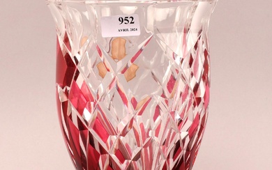 Val Saint-Lambert Vase en cristal doublé et taillé rouge. Hauteur : 24 cm.