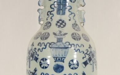 Vase Anses en forme de chiens de fô. Décor bleu sur fond céladon d'objets mobilier....