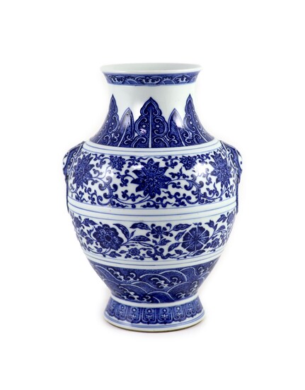 Vase archaïque chinois en bleu et blanc, hu, marque Qianlong et probablement de la période,peint...