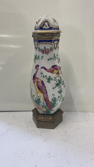 Vase de porcelaine de Paris à décor polychrome... - Lot 352 - Delon - Hoebanx